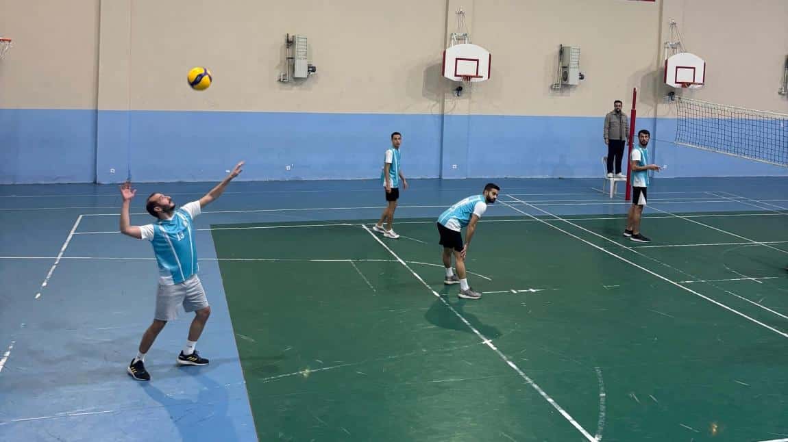 ÖĞRETMEN VOLEYBOL TAKIMIMIZ RAKİBİNİ YENEREK YOLUNA DEVAM EDİYOR. 