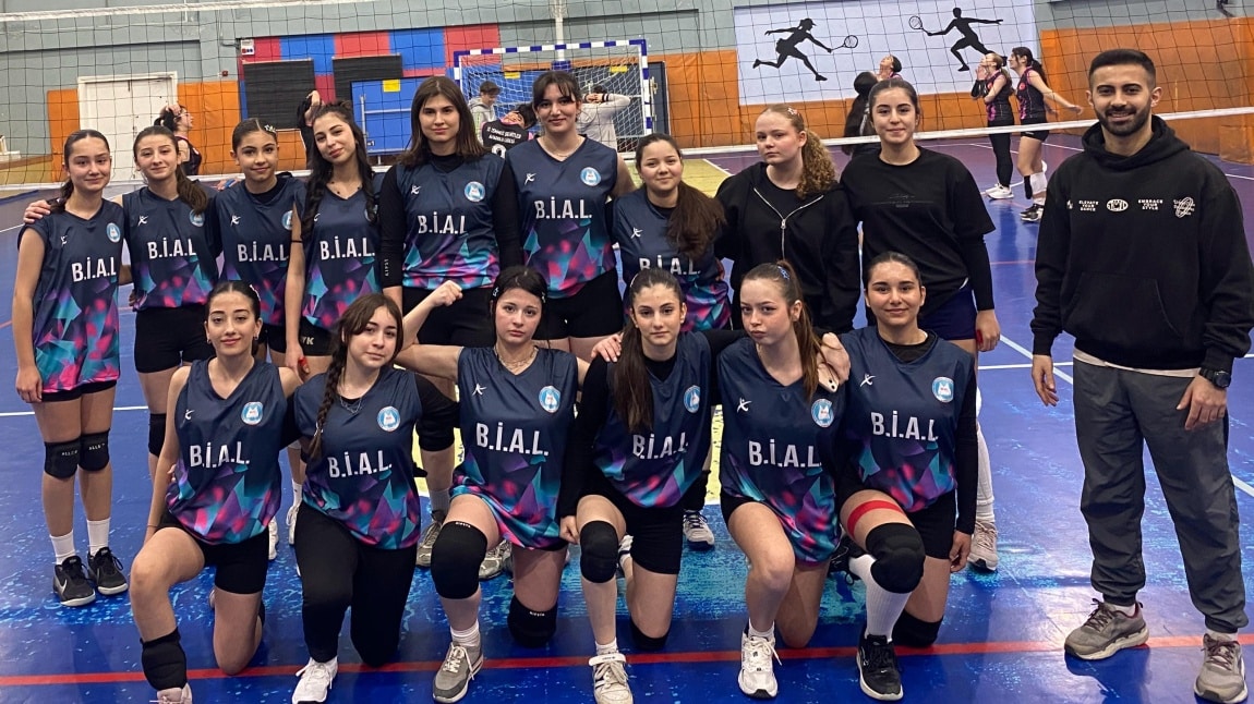 OKULUMUZ KIZ VOLEYBOL TAKIMI RAKİBİNİ 2-0 SKORLA YENEREK YOLUNA DEVAM EDİYOR 